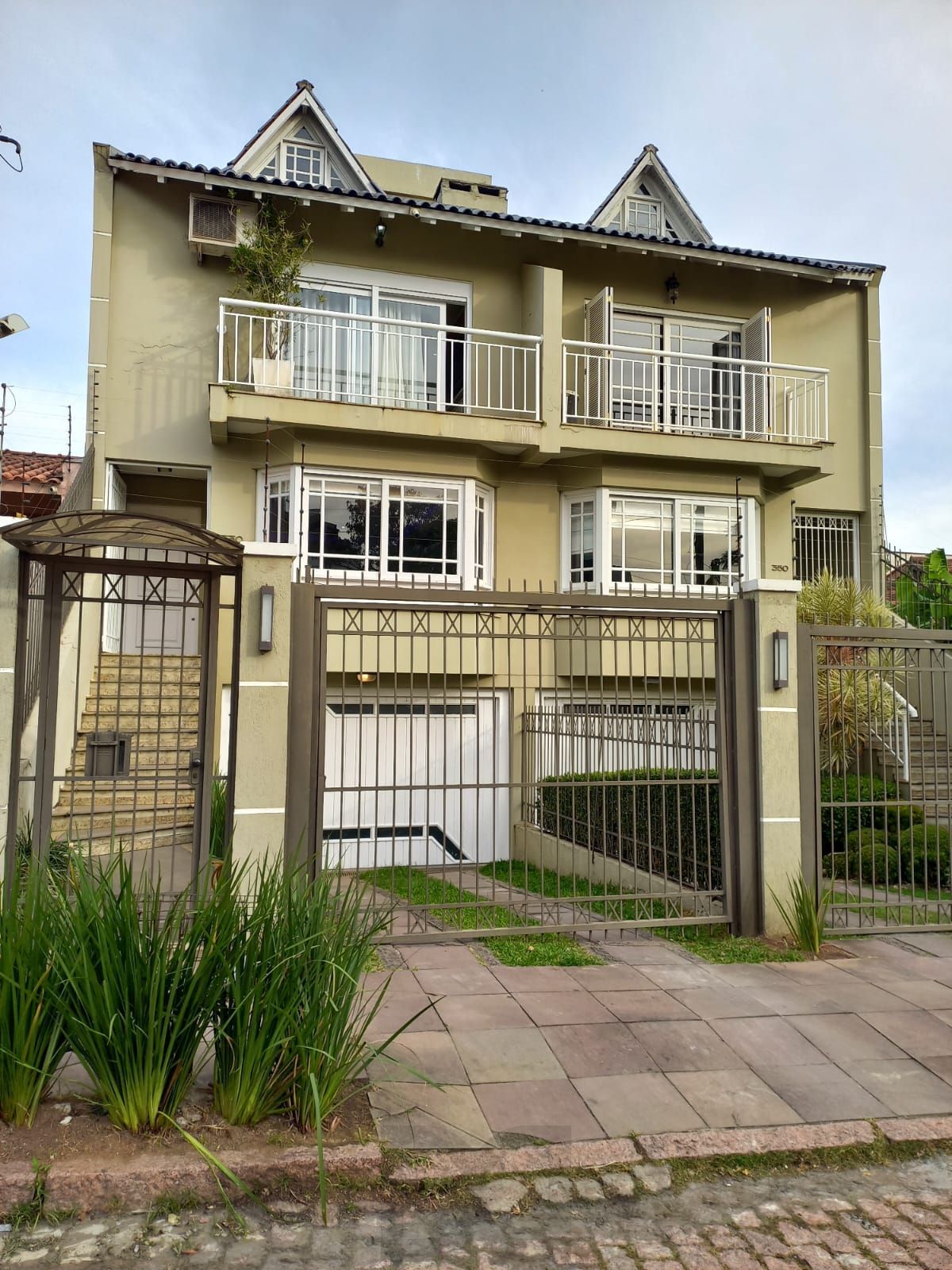 Casa com 4 dormitórios no Bairro Chácara das Pedras — foto 1