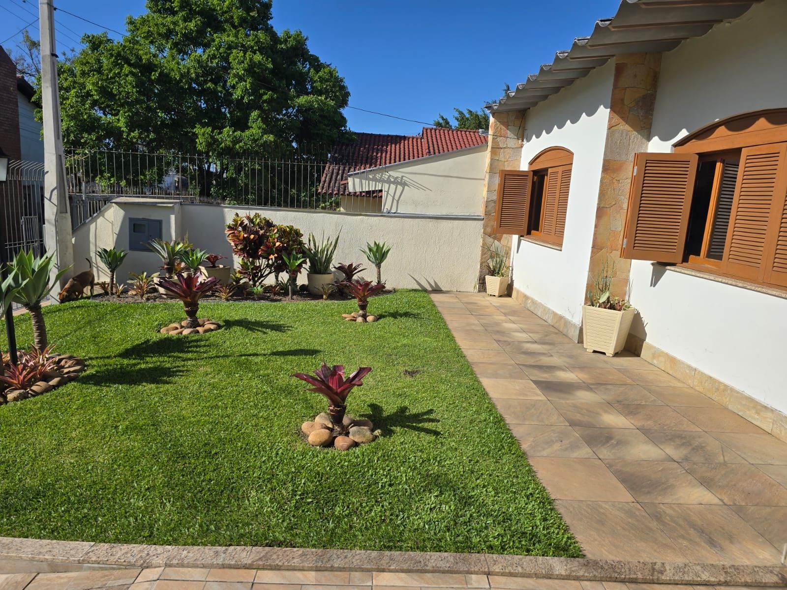 Casa térrea, 3 dormitórios e 4 vagas cobertos no Sarandi. — foto 23