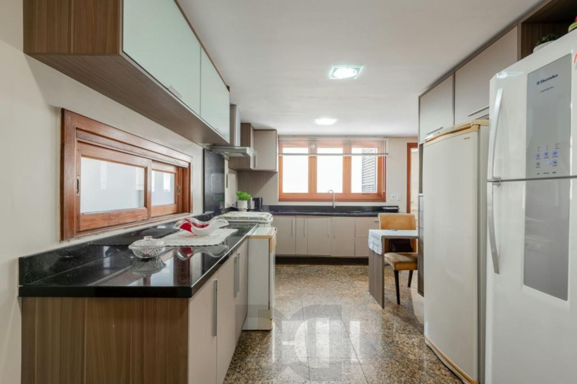 Apartamento de 4 dormitórios, 2 suítes, 2 vagas e elevador na Castro Alves. — foto 42