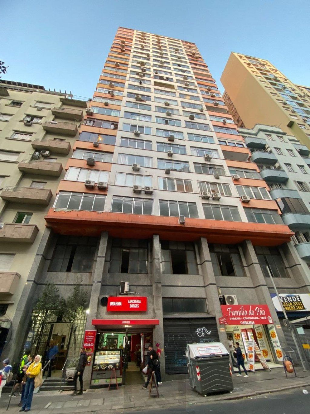 JK mobiliado com sacada e vista na Borges de Medeiros no Centro Historico — foto 32