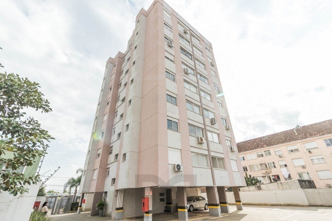 Apartamento semi mobiliado de 2 quartos, elevador e vaga no bairro Partenon. — foto 2