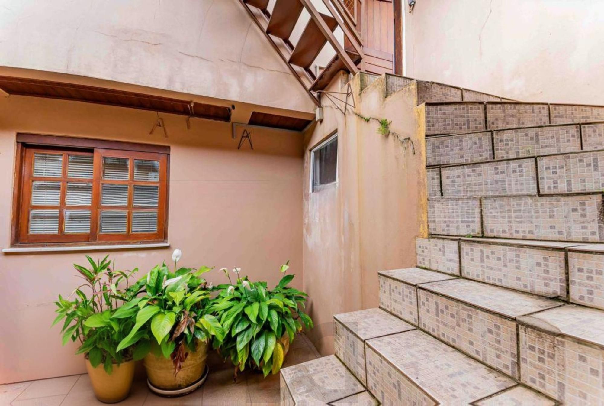 Casa de 3 quartos, churrasqueira, terraço, 2 vagas no bairro Glória. — foto 39