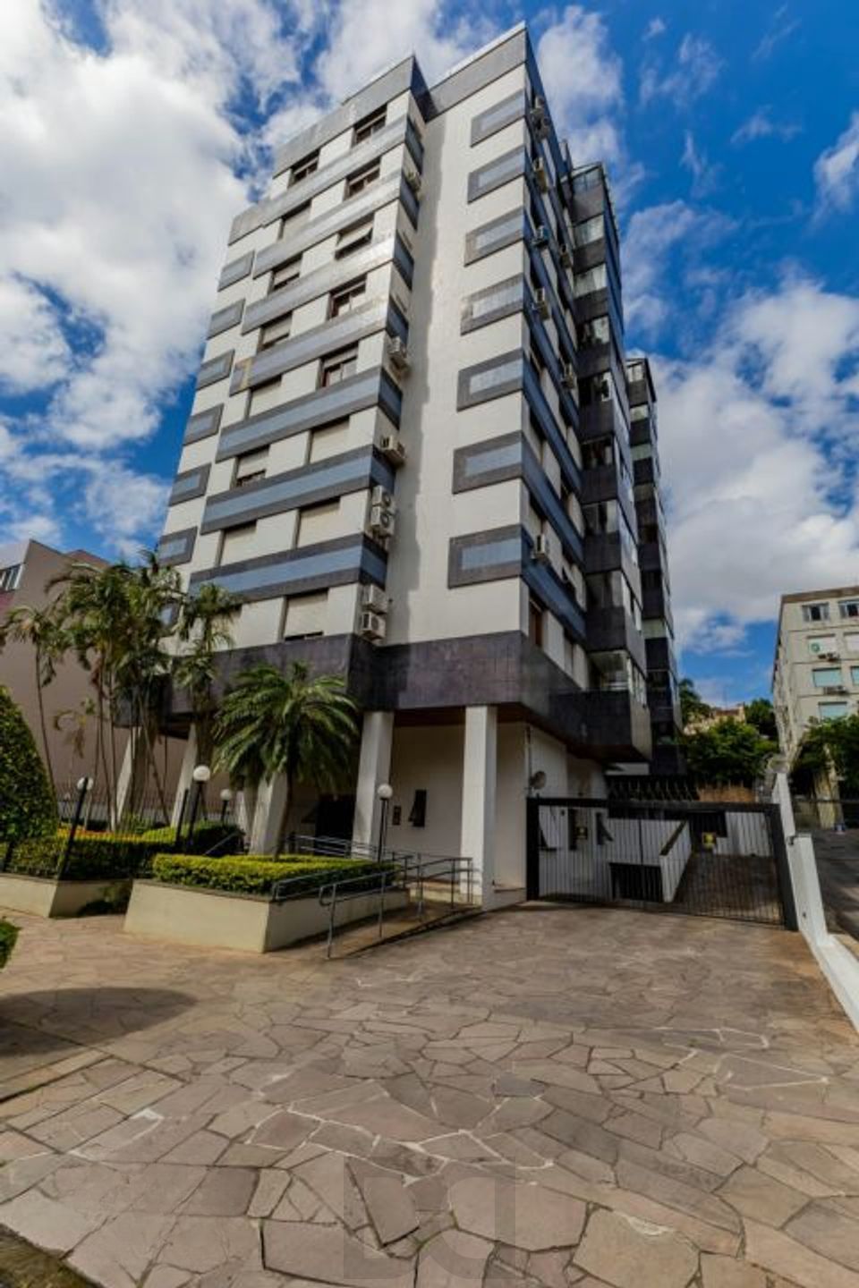 Apartamento com 3 quartos, 1 suíte, 3 vagas e elevador no Bairro São João. — foto 2