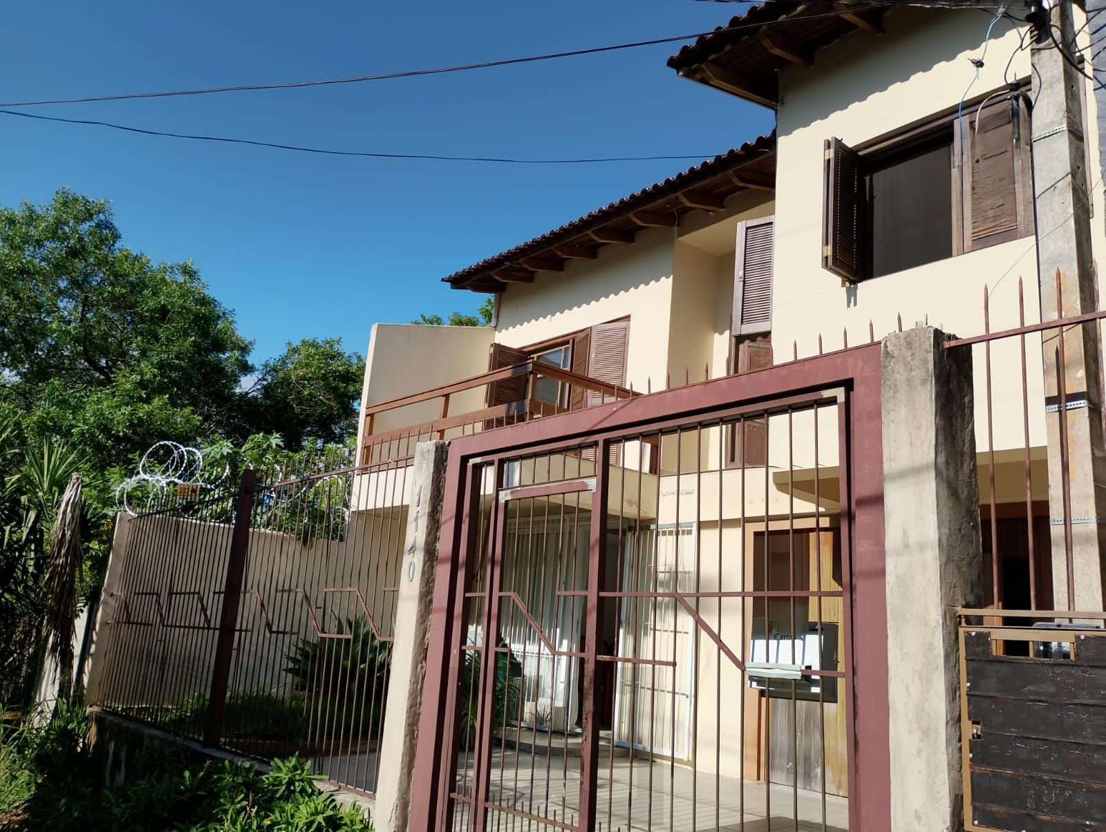 Casa com 3 quartos, 4 vagas de garagem e com pátio no bairro Parque Santa Fé — foto 2