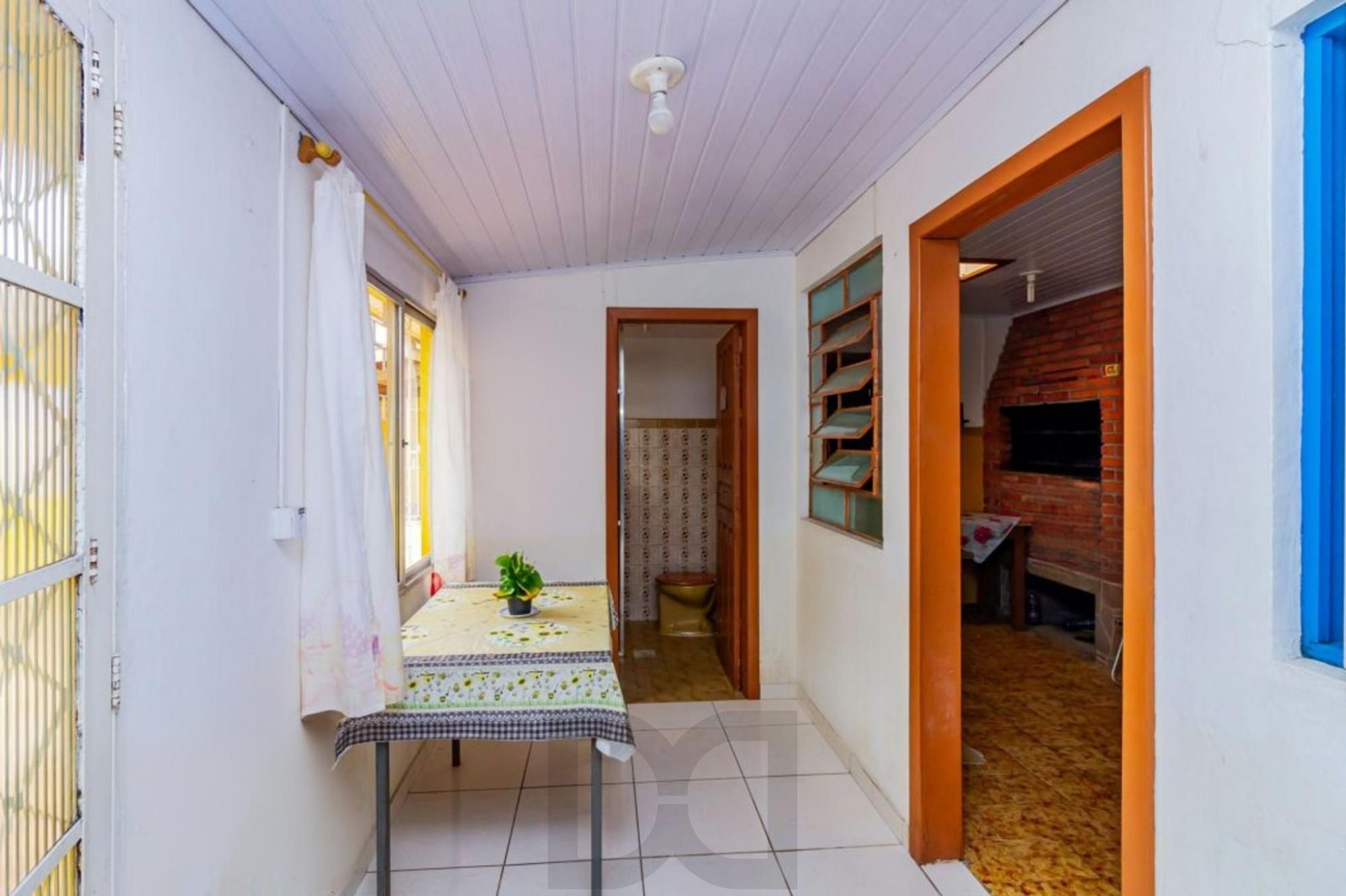 Casa com 5 quartos, 2 vagas e pátio, no Bairro Sarandí — foto 38