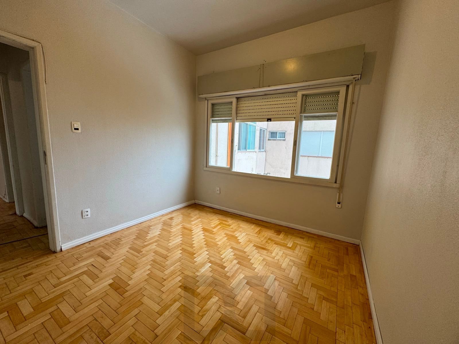 Apartamento 2 dormitórios com dependência 70m2 Moinhos de Vento Av. Cristóvão — foto 1