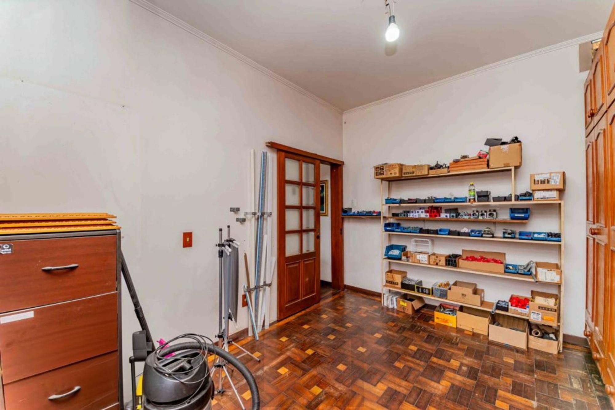 Casa de 3 quartos, churrasqueira, terraço, 2 vagas no bairro Glória. — foto 32