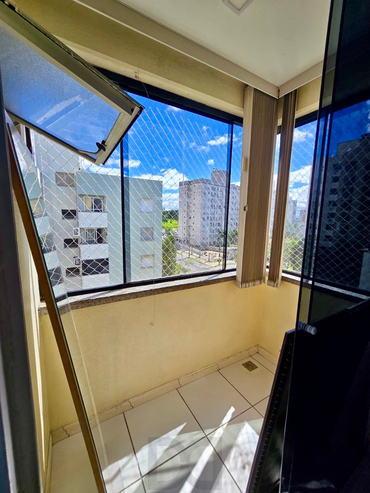Apartamento de 2 dormitórios, 1 vaga, elevador no bairro Sarandi — foto 1