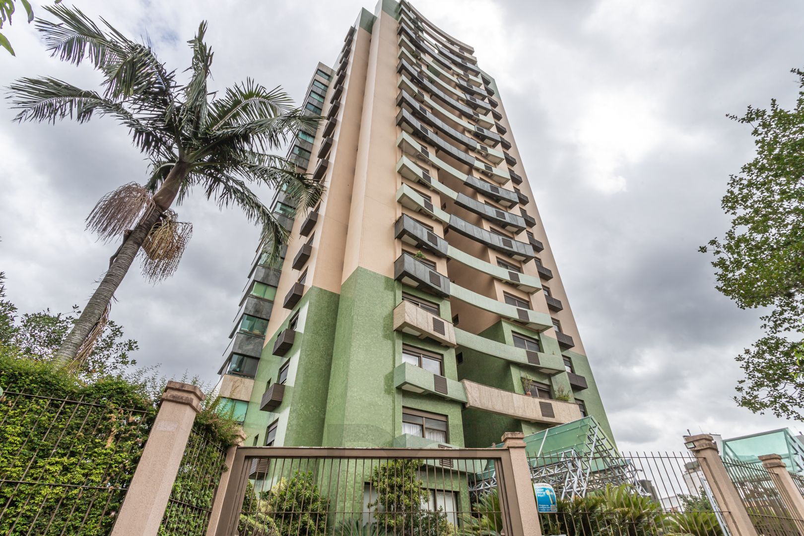 Apartamento de 97m², 2 dormitórios,1suíte, 3 vagas de garagem no Jardim Botânico — foto 2
