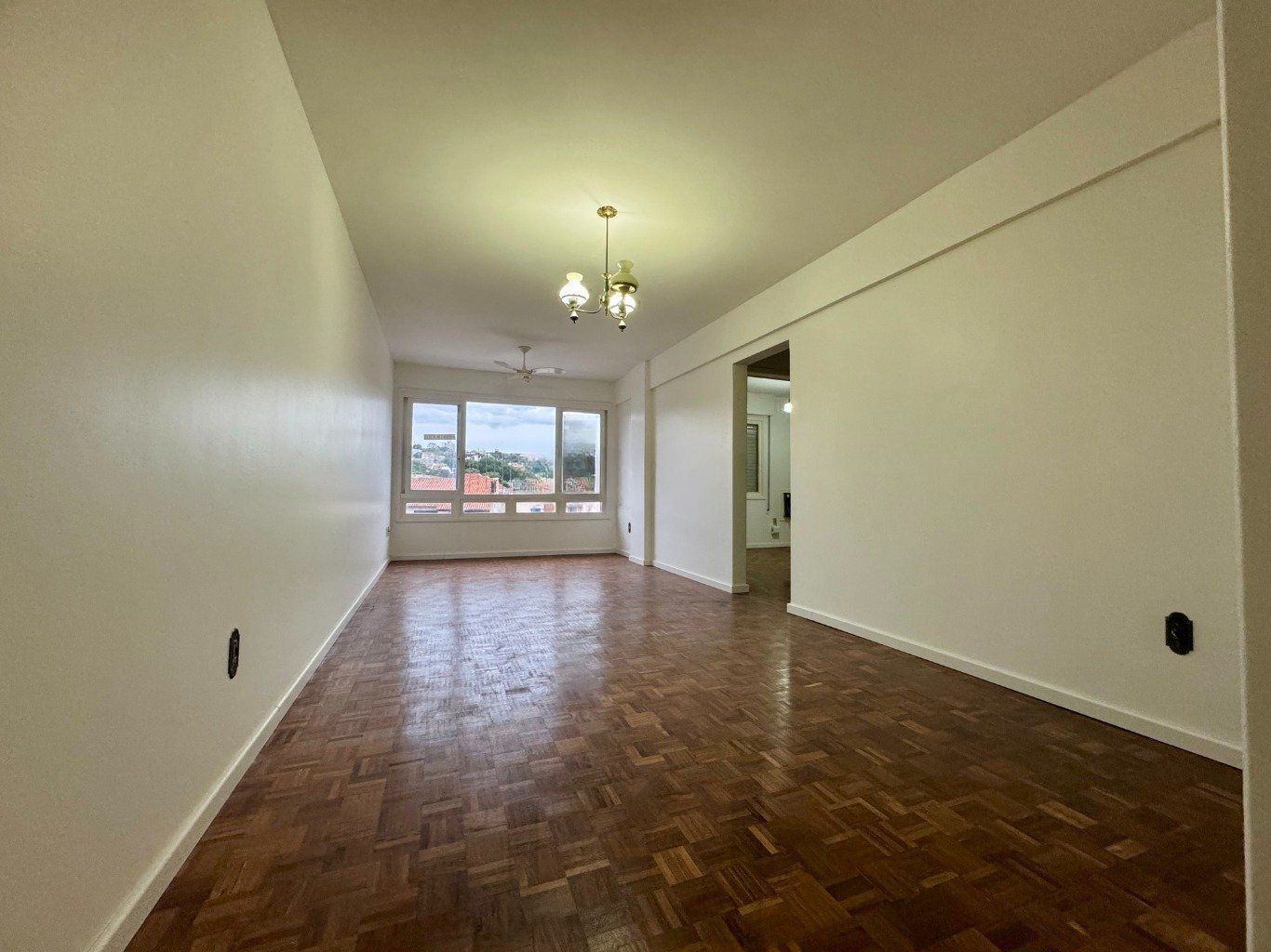 Apartamento com 2 dormitórios, dependência e 1 vaga no Bairro Menino Deus — foto 2