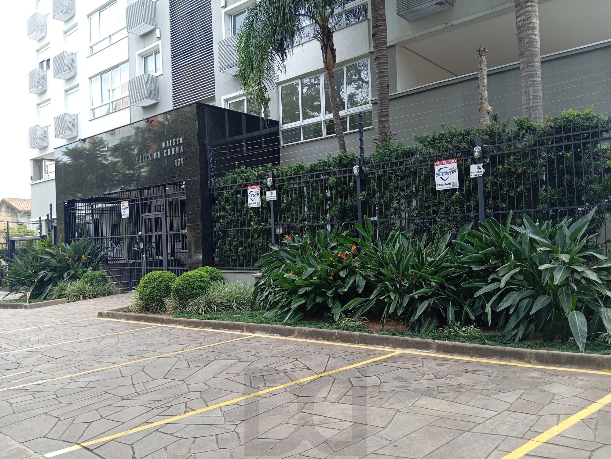 Apartamento com 2 Dormitórios, Vaga Dupla e Elevador no Floresta — foto 34