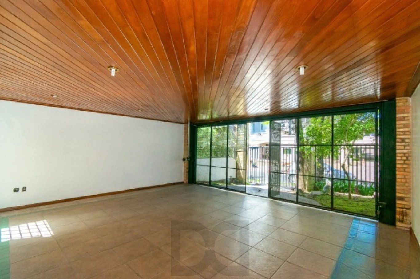 Casa com 3 quartos, 1 suíte, 2 vagas, e 234m² à venda no bairro Tristeza — foto 1