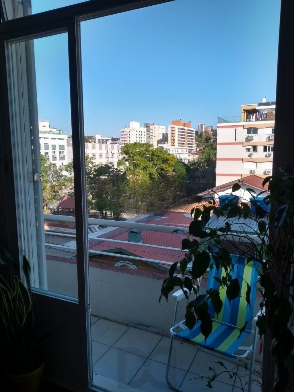 Apartamento de 2 dormitórios, sacada e churrasqueira no bairro Menino Deus — foto 4