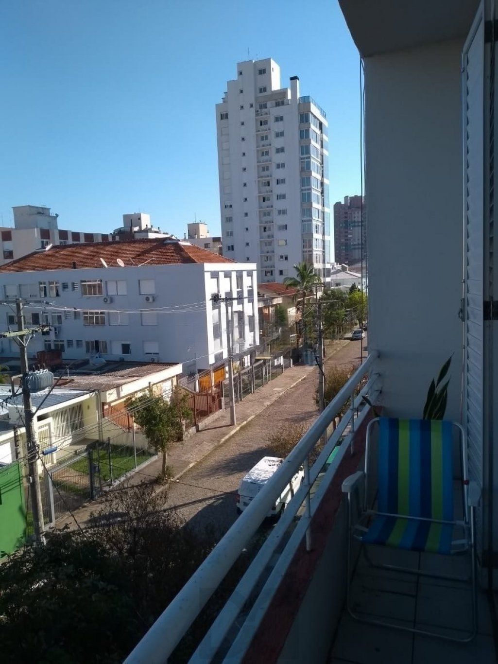 Apartamento de 2 dormitórios, sacada e churrasqueira no bairro Menino Deus — foto 1