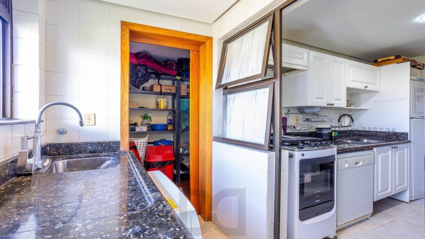 Cobertura com 3 Quartos, 1 suíte, 2 vagas e 211m² no Petrópolis. — foto 17
