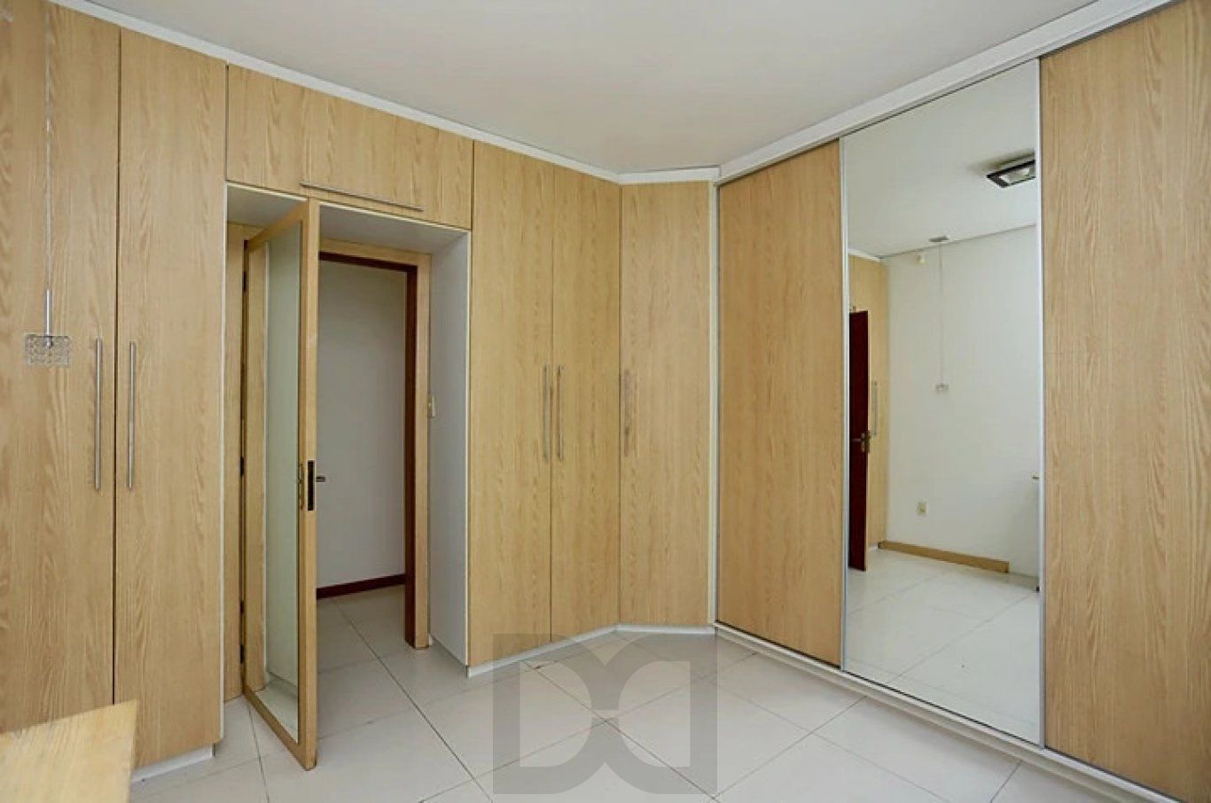 Casa com pátio, piscina e churrasqueira, no Bairro Nonoai — foto 9
