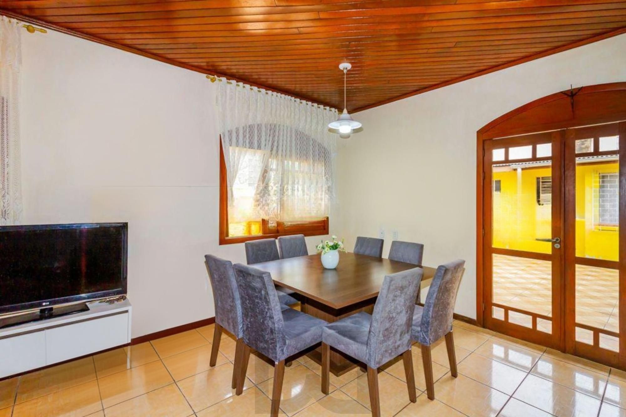 Casa com 5 quartos, 2 vagas e pátio, no Bairro Sarandí — foto 7
