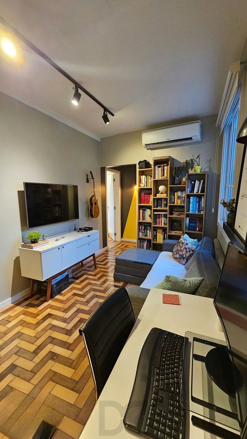Apartamento à venda com 1 dormitório no Bairro Cidade Baixa — foto 1