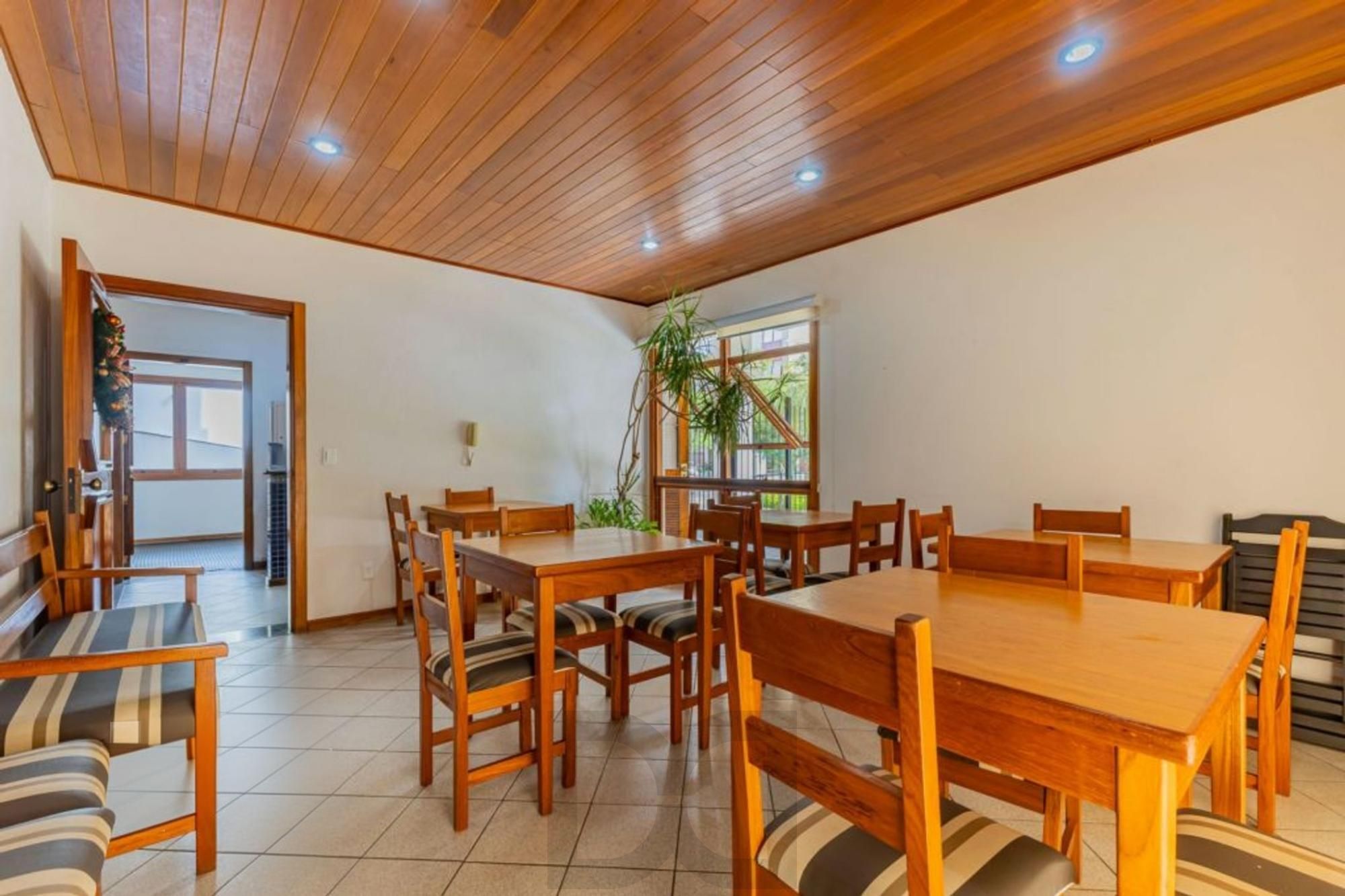 Apartamento com 3 quartos, 1 suíte, 3 vagas e elevador no Bairro São João. — foto 41