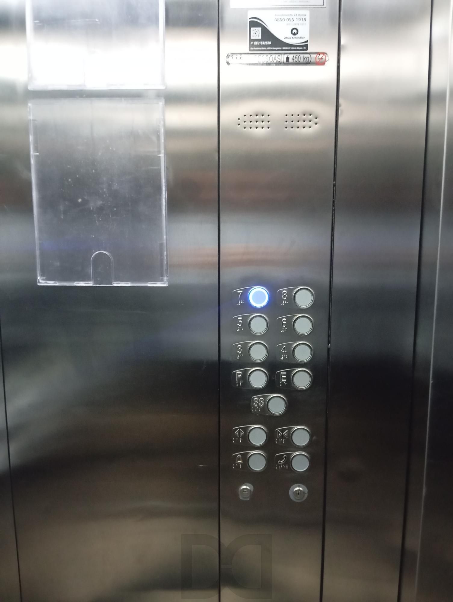 Apartamento com 2 Dormitórios, Vaga Dupla e Elevador no Floresta — foto 26