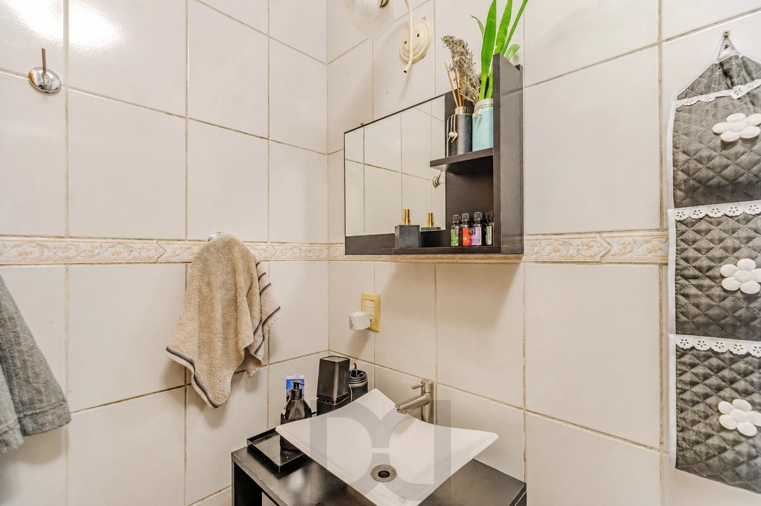 Apartamento de 2 dormitórios, semi mobiliado e 47m² no bairro Camaquã. — foto 18