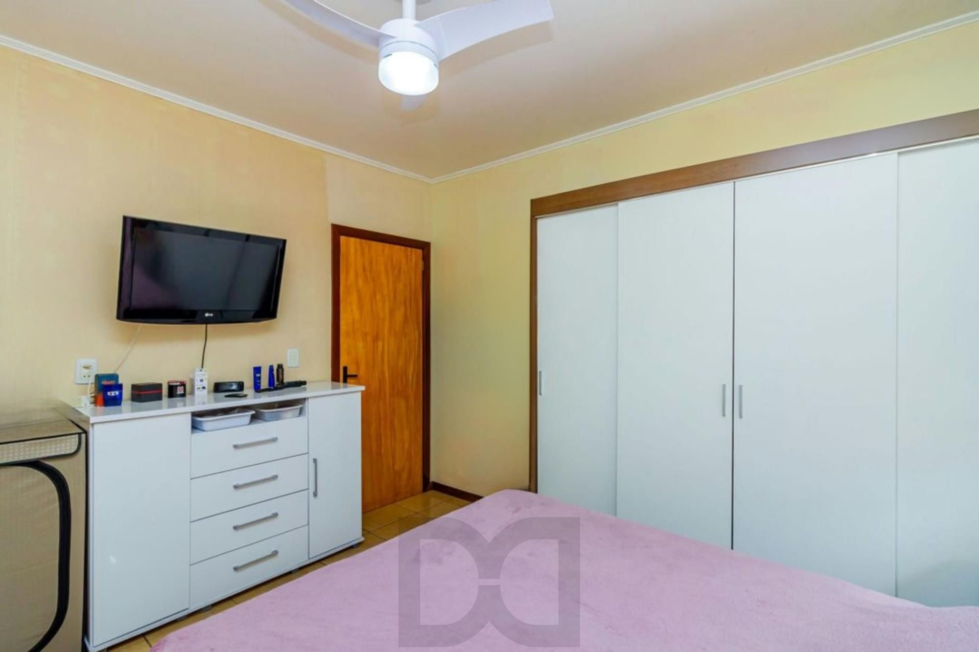 Casa com 5 quartos, 2 vagas e pátio, no Bairro Sarandí — foto 21
