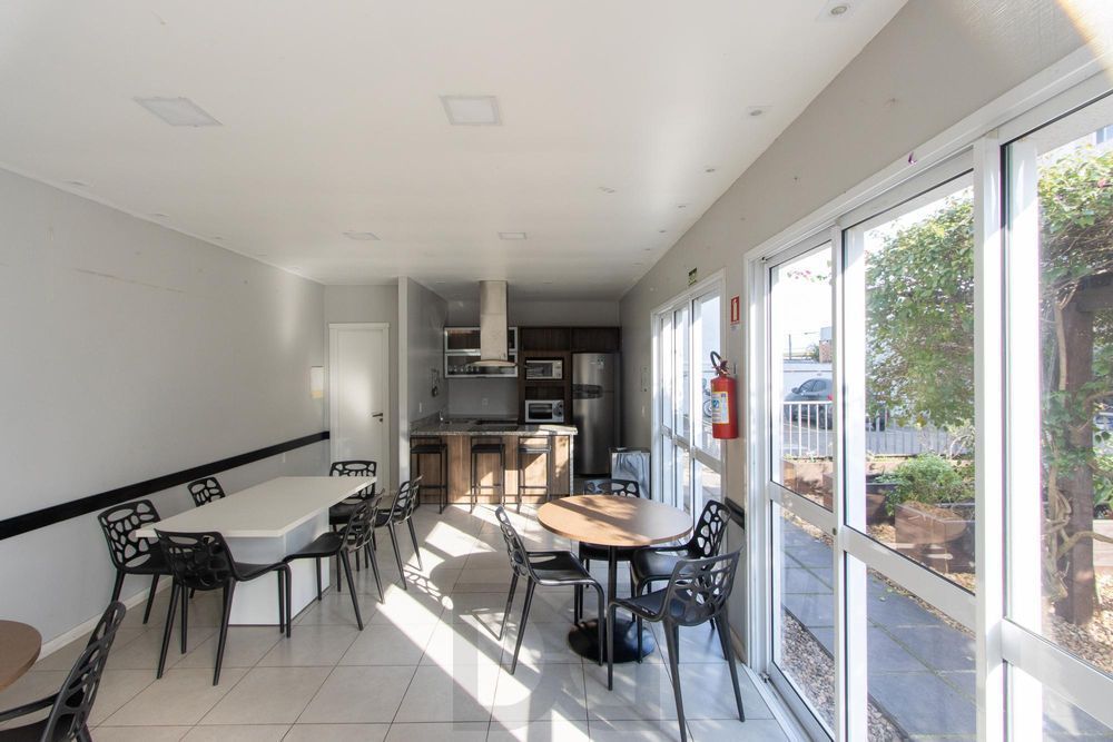 Apartamento semi mobiliado de 2 quartos, elevador e vaga no bairro Partenon. — foto 21