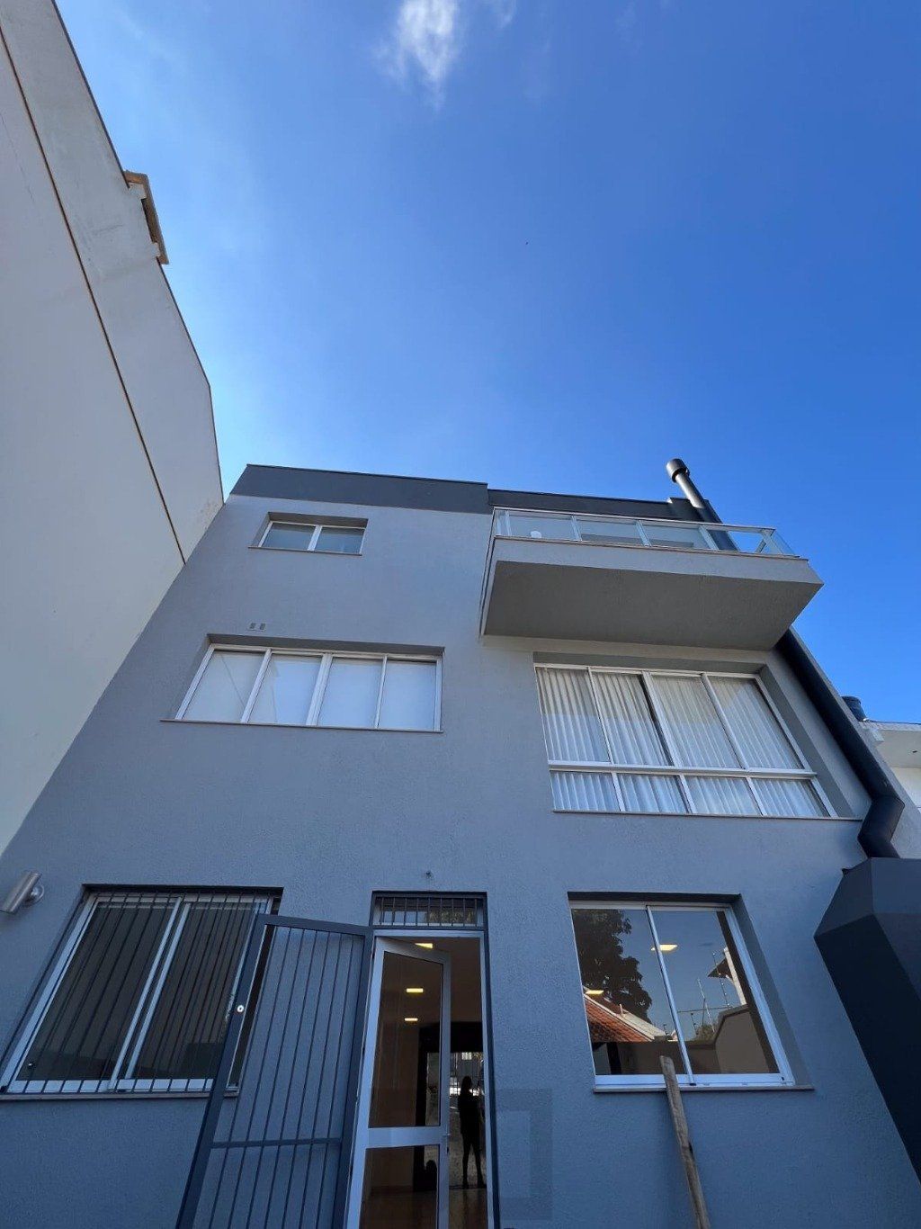Casa semi mobiliada de 3 dormitórios e 4 vagas no bairro Cascata — foto 2