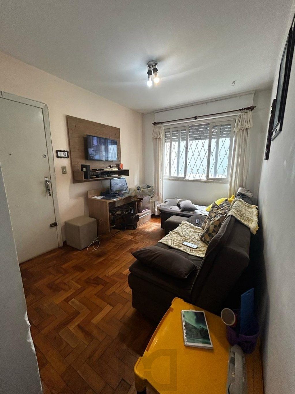 Apartamento à venda terreo com pátio e 2 dormitórios no bairro Menino Deus — foto 1