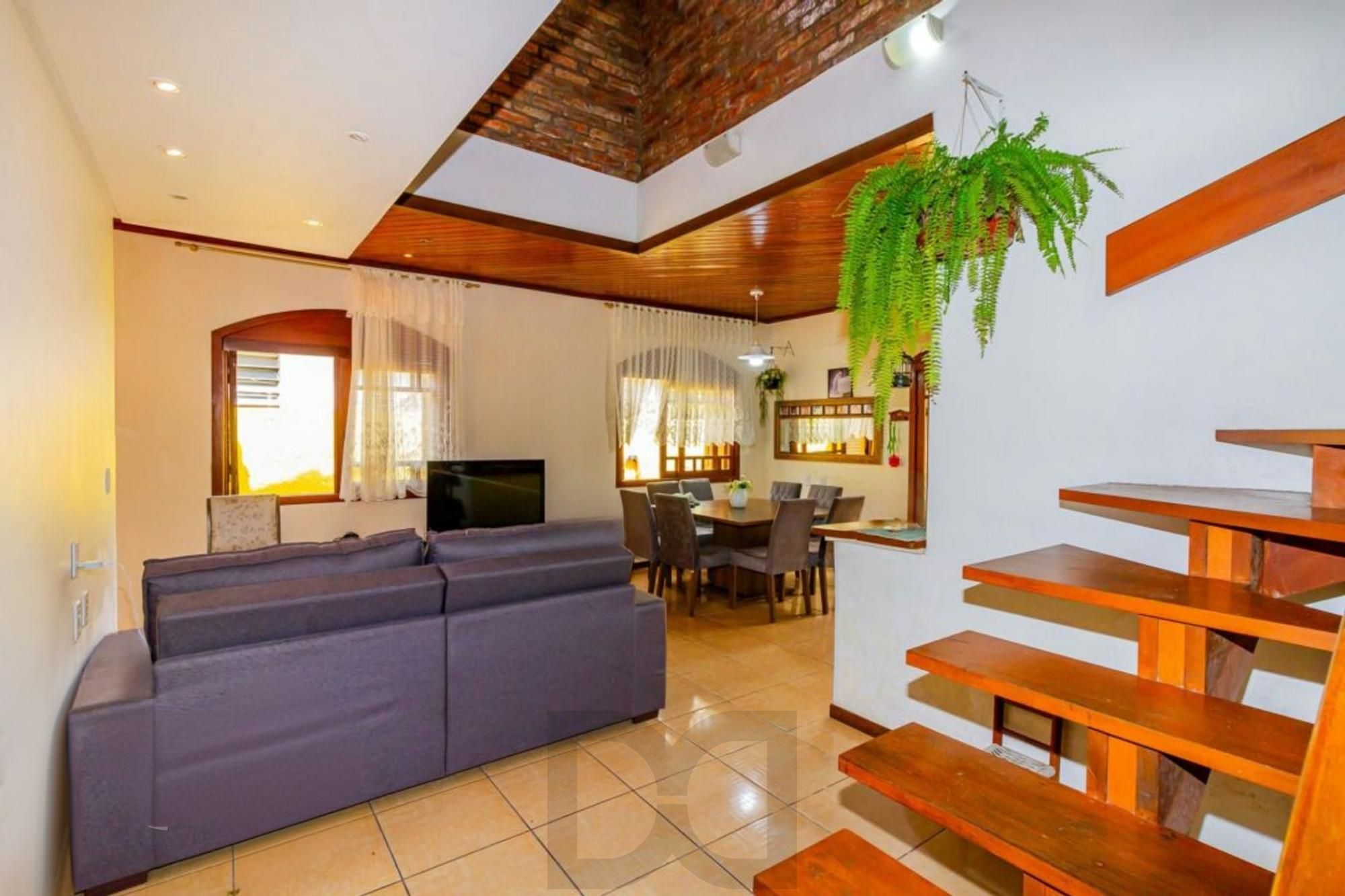 Casa com 5 quartos, 2 vagas e pátio, no Bairro Sarandí — foto 4
