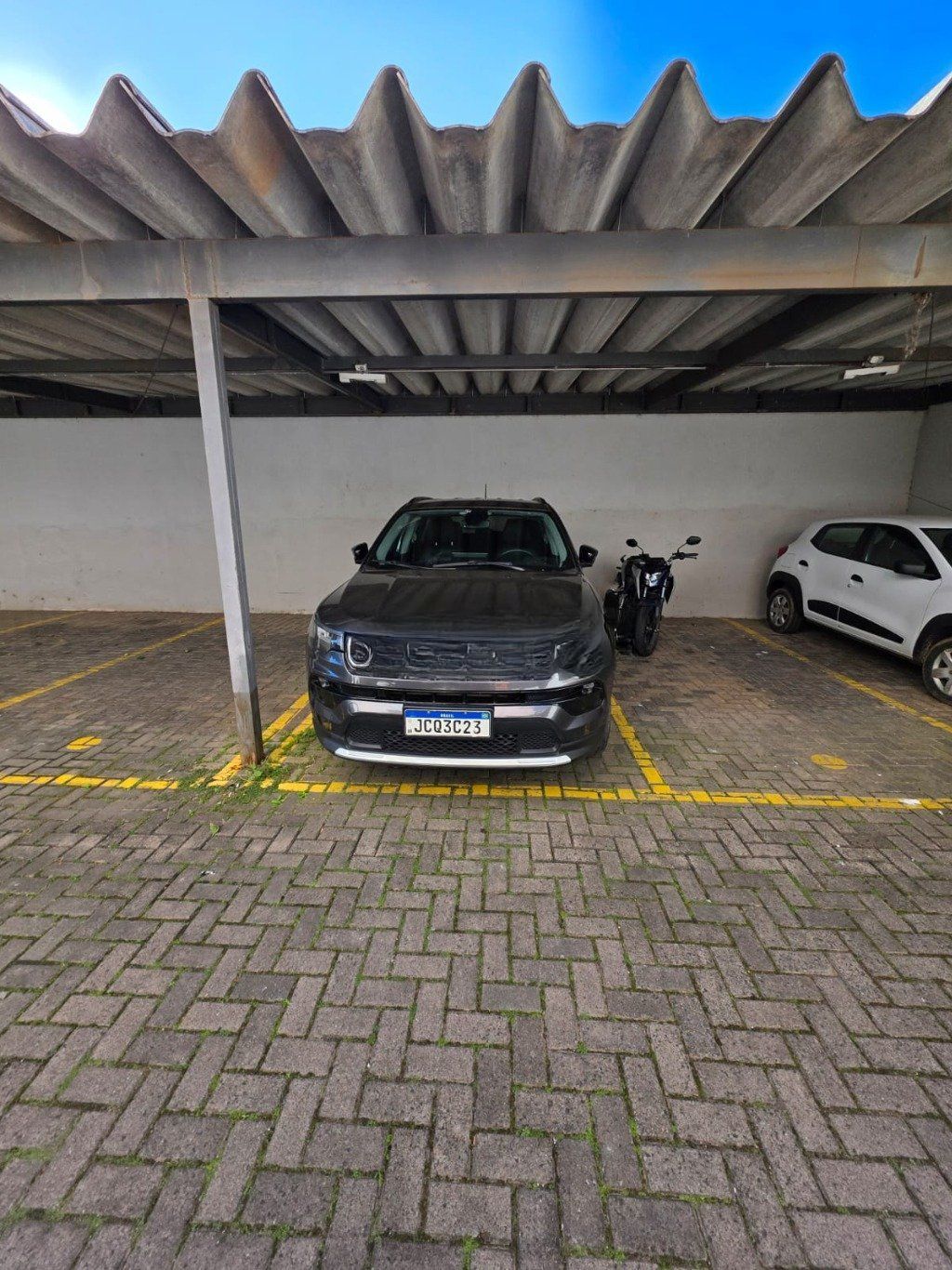 Apartamento semi mobiliado de 2 quartos, elevador e vaga no bairro Partenon. — foto 28