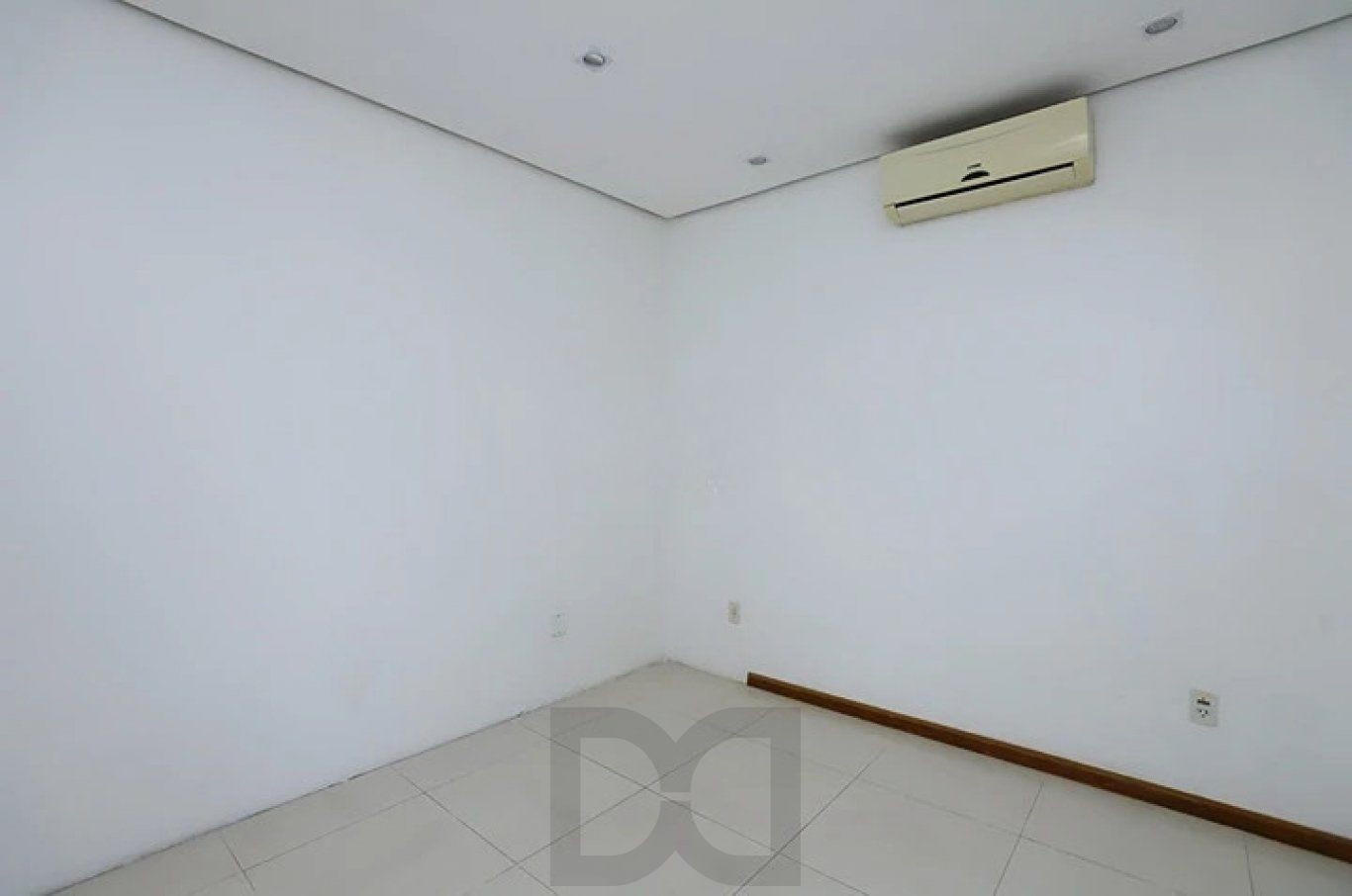 Casa com pátio, piscina e churrasqueira, no Bairro Nonoai — foto 14