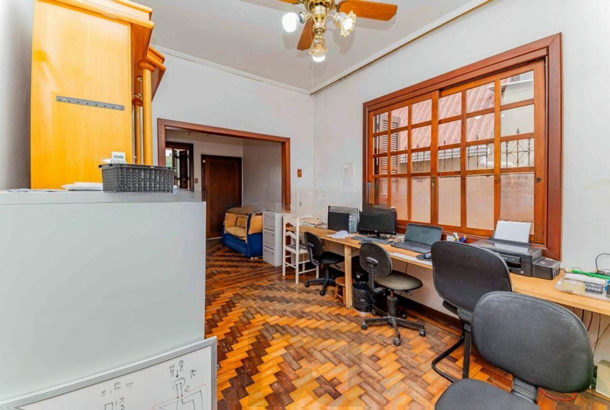 Casa de 3 quartos, churrasqueira, terraço, 2 vagas no bairro Glória. — foto 16