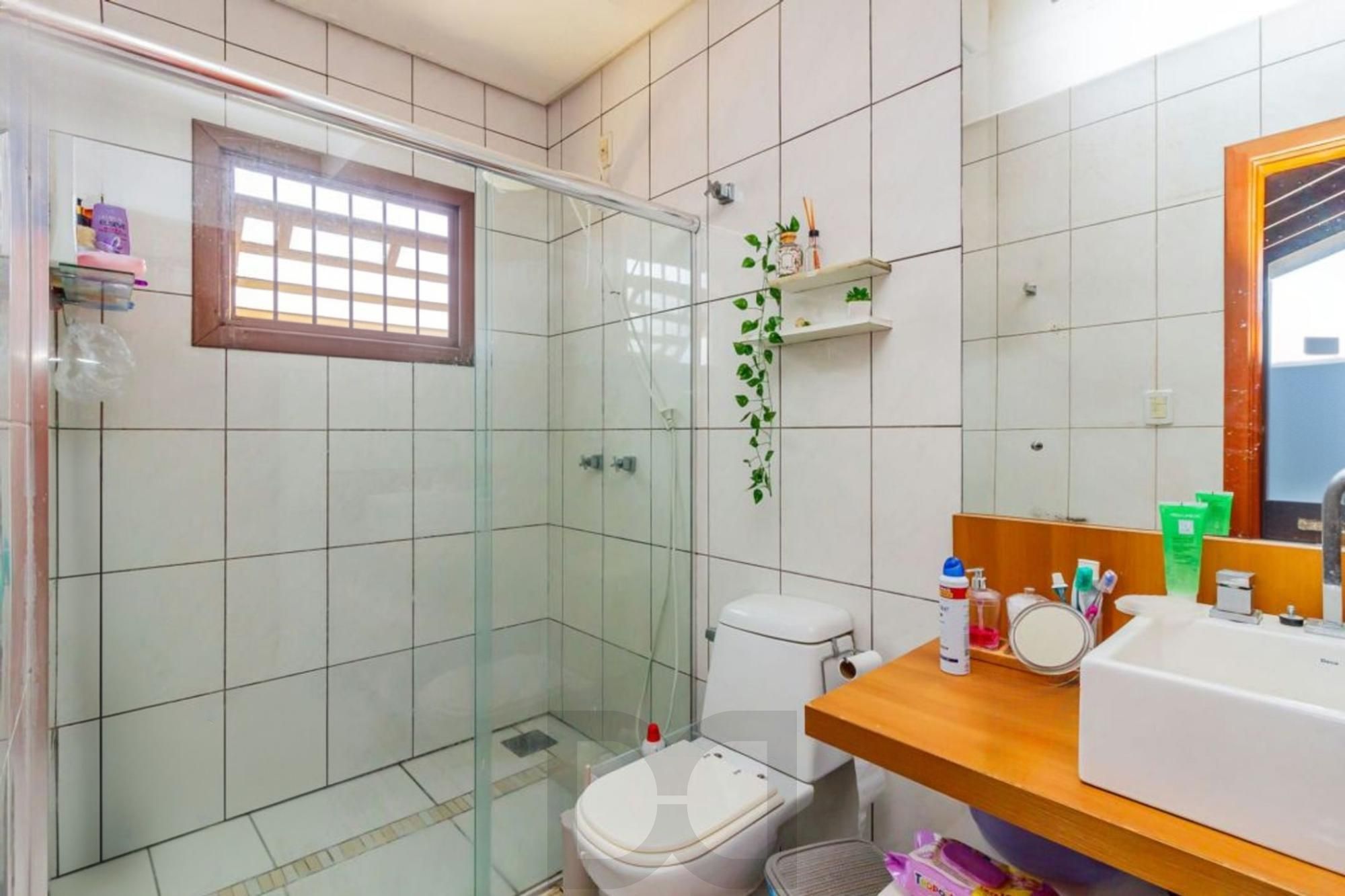 Casa com 5 quartos, 2 vagas e pátio, no Bairro Sarandí — foto 18