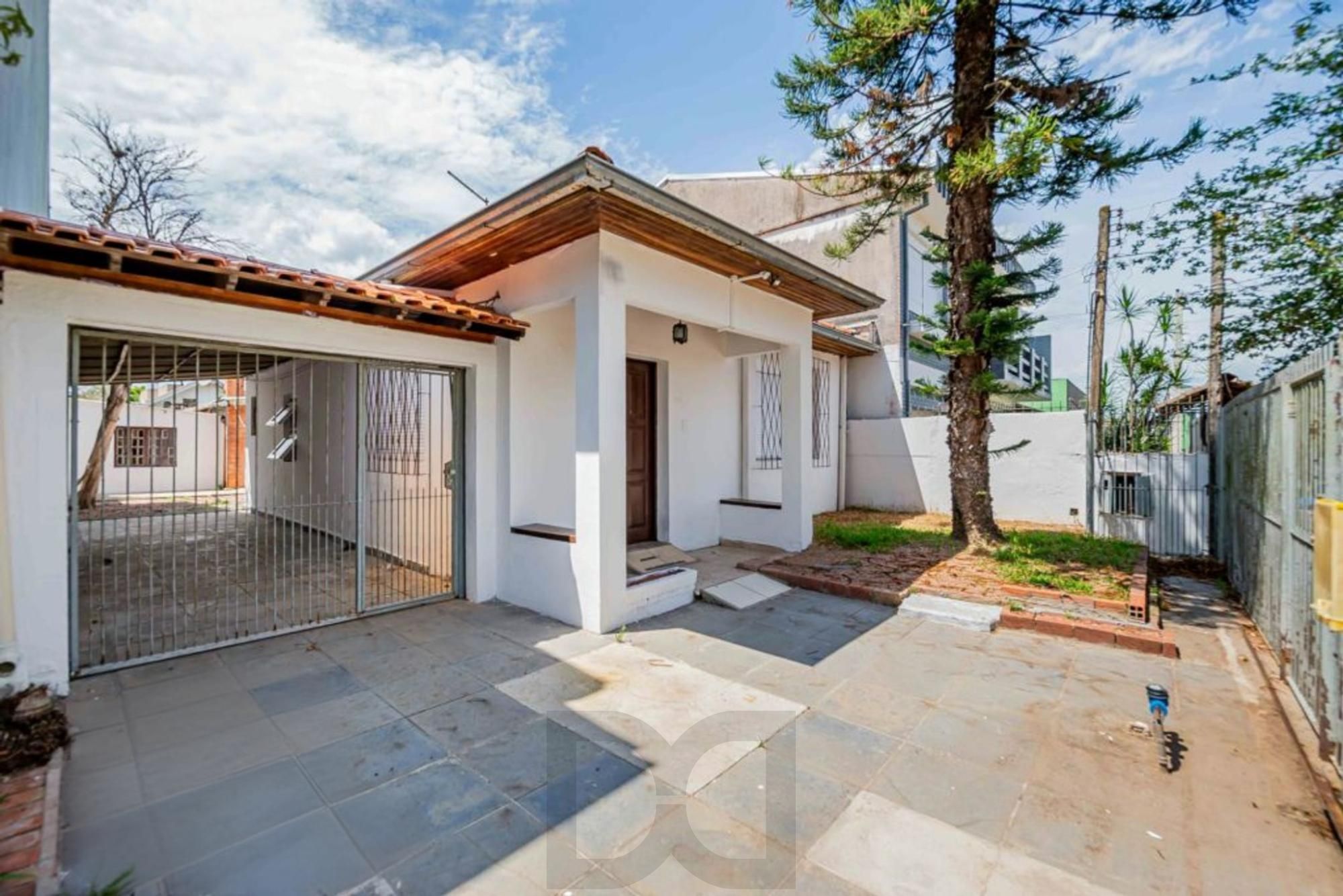Casa de 2 dormitórios, churrasqueira, pátio, 4 vagas no bairro Ipanema — foto 1