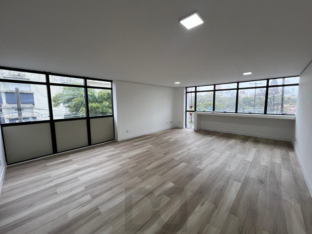 Sala comercial reformada e elevador no bairro Bom Fim. — foto 19