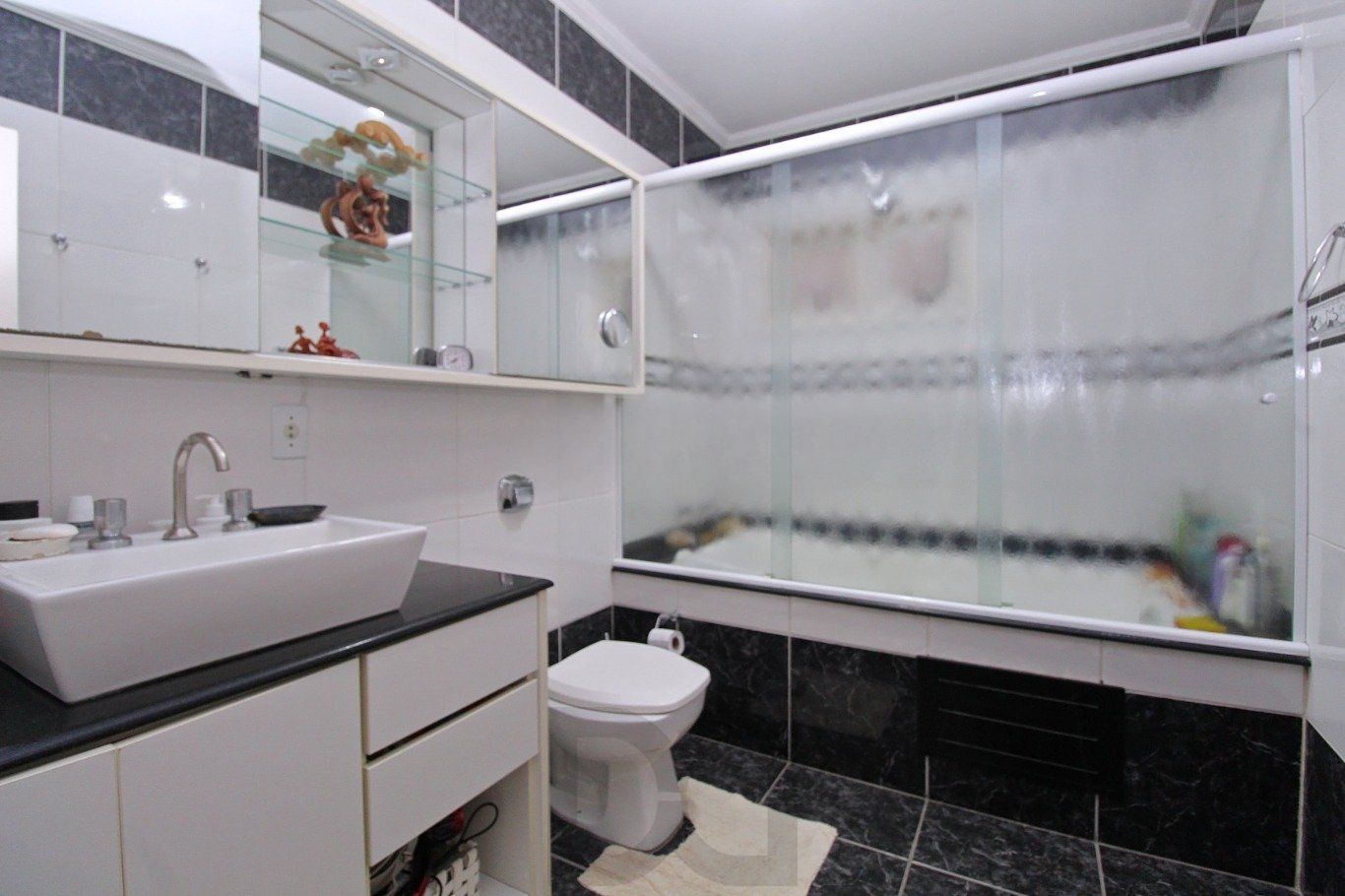 Casa com 4 dormitórios, pátio e piscina no Bairro Jardim Itu — foto 28
