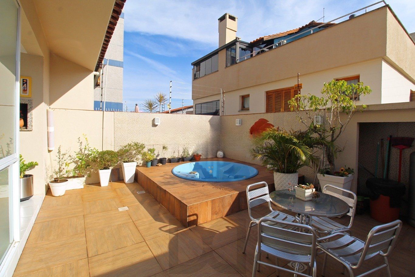 Casa com 4 dormitórios, pátio e piscina no Bairro Jardim Itu — foto 1
