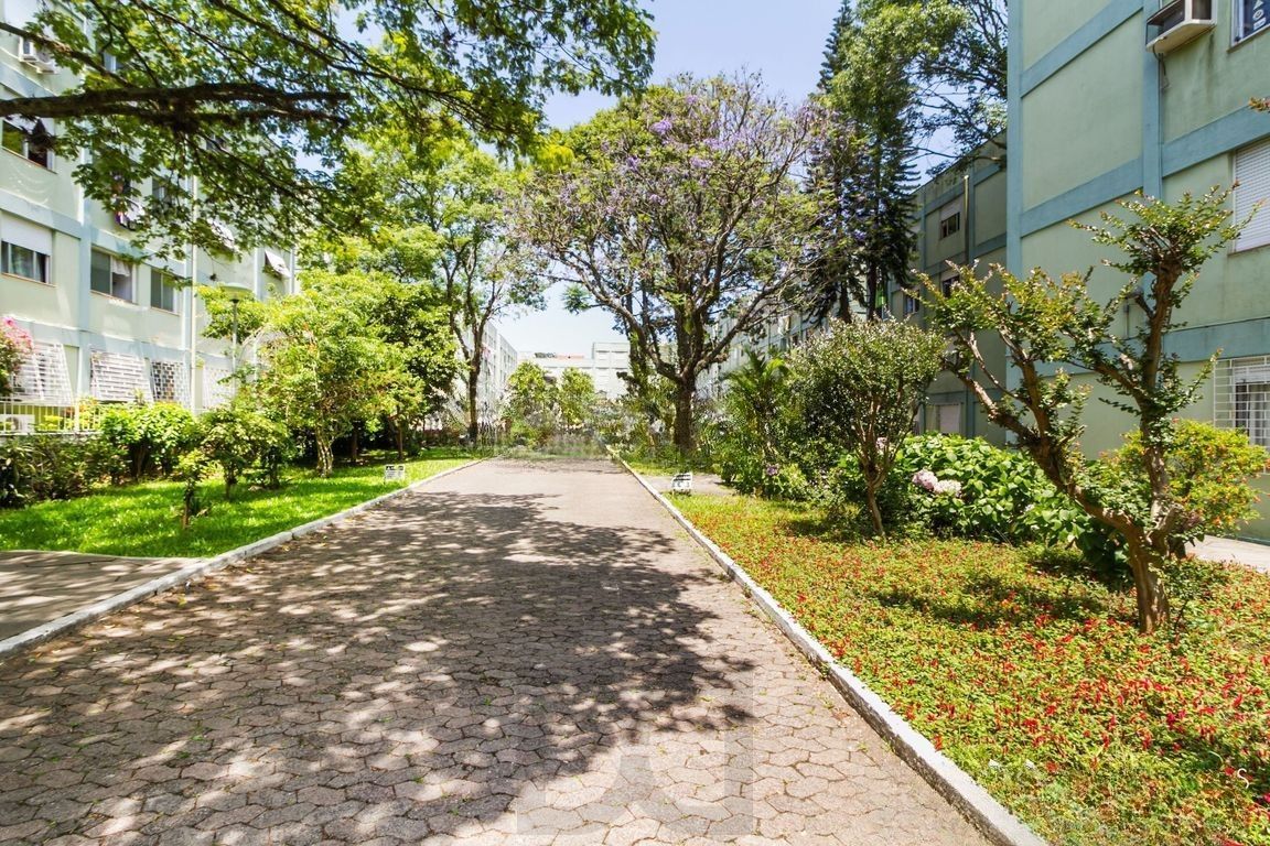Apartamento de 2 dormitórios, semi mobiliado e 47m² no bairro Camaquã. — foto 21