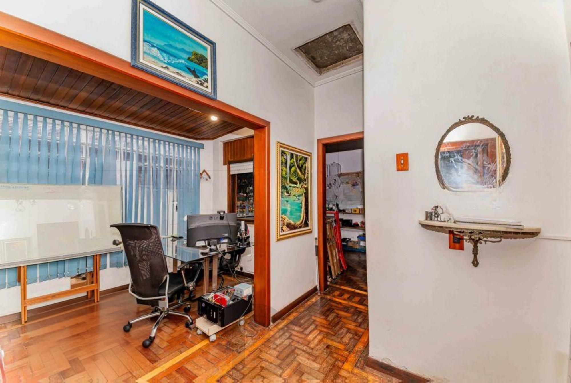 Casa de 3 quartos, churrasqueira, terraço, 2 vagas no bairro Glória. — foto 27