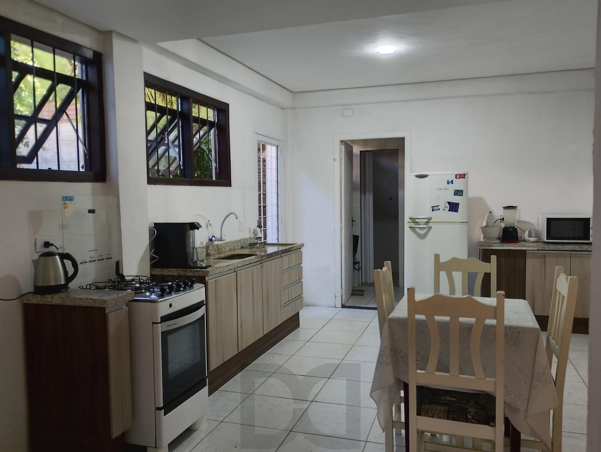 Casa com 3 quartos, 4 vagas de garagem e com pátio no bairro Parque Santa Fé — foto 9