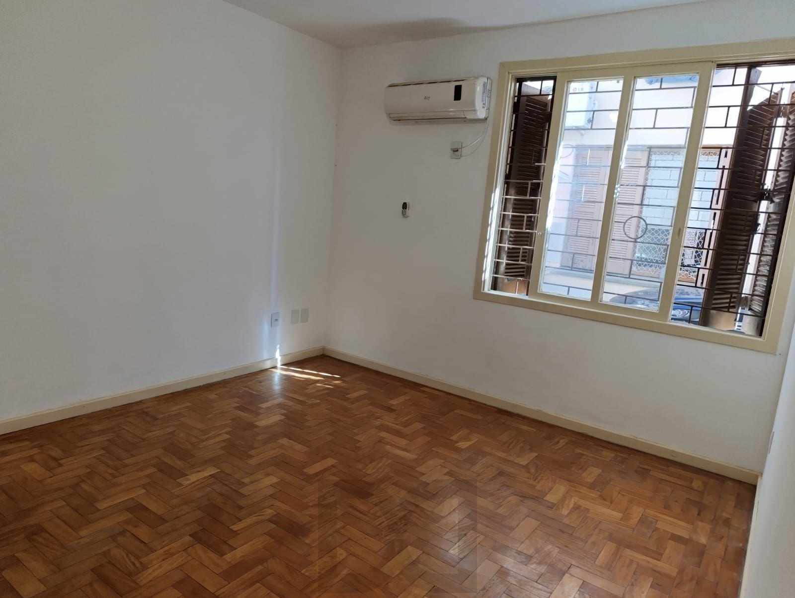 Apartamento térreo de 2 dormitórios e 1 vaga no bairro Praia de Belas — foto 5