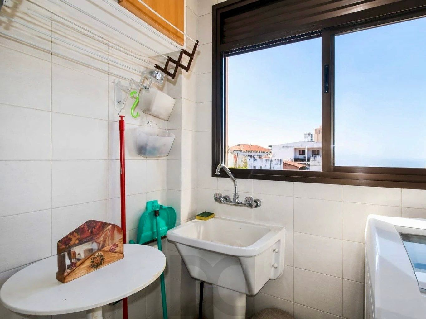 Apartamento mobiliado de 2 dormitórios com sacada churrasqueira, elevador vaga — foto 13