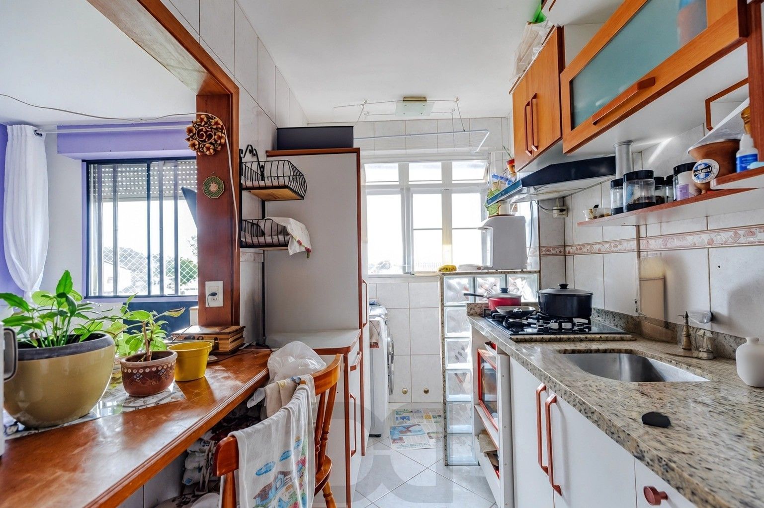 Apartamento de 2 dormitórios, semi mobiliado e 47m² no bairro Camaquã. — foto 6