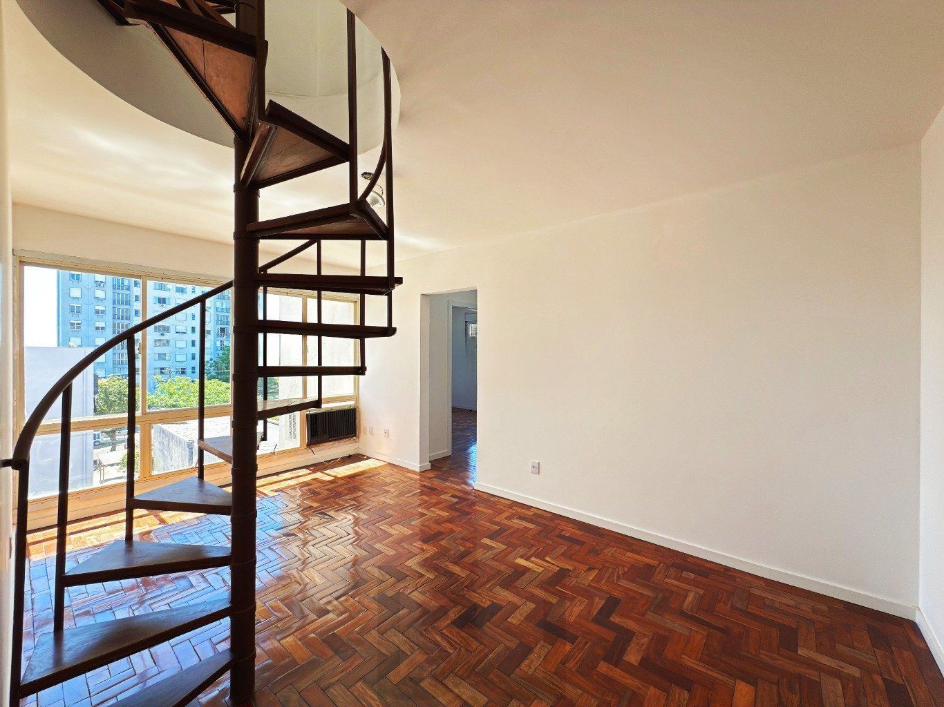 Cobertura com 2 quartos, vaga, elevador e churrasqueira  no bairro Cristal. — foto 3