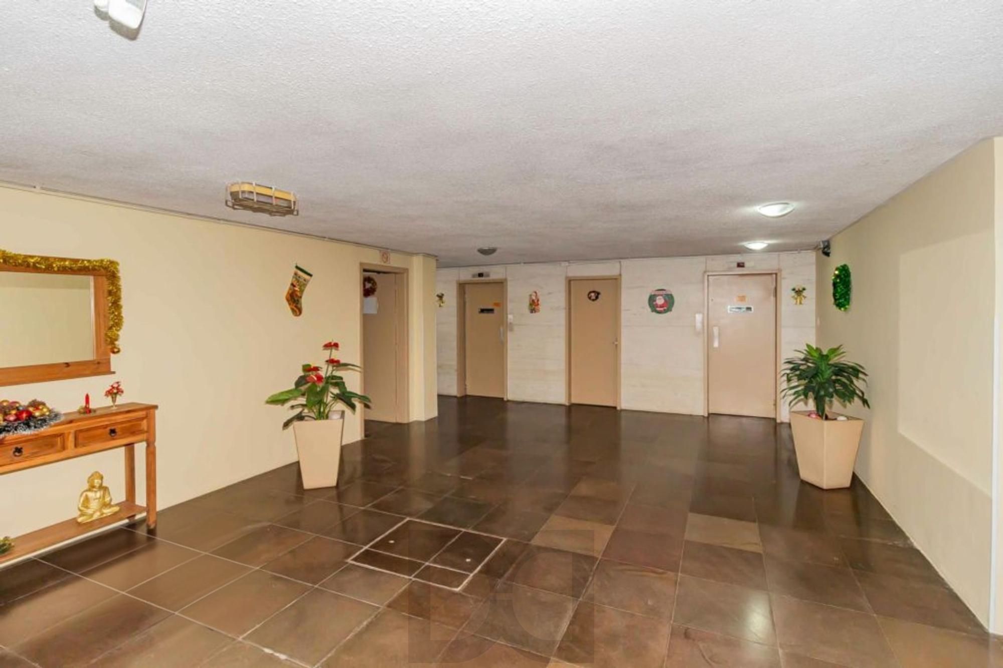 Apartamento com 2 quartos, elevador semi mobiliado no bairro Floresta. — foto 40