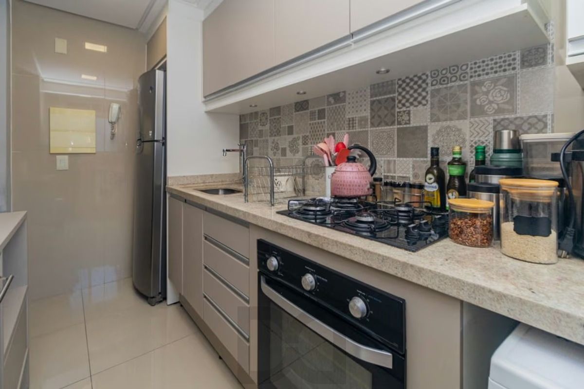 Apartamento 2 Dormitórios com Vaga e Piscina no Cristal em Porto Alegre — foto 16
