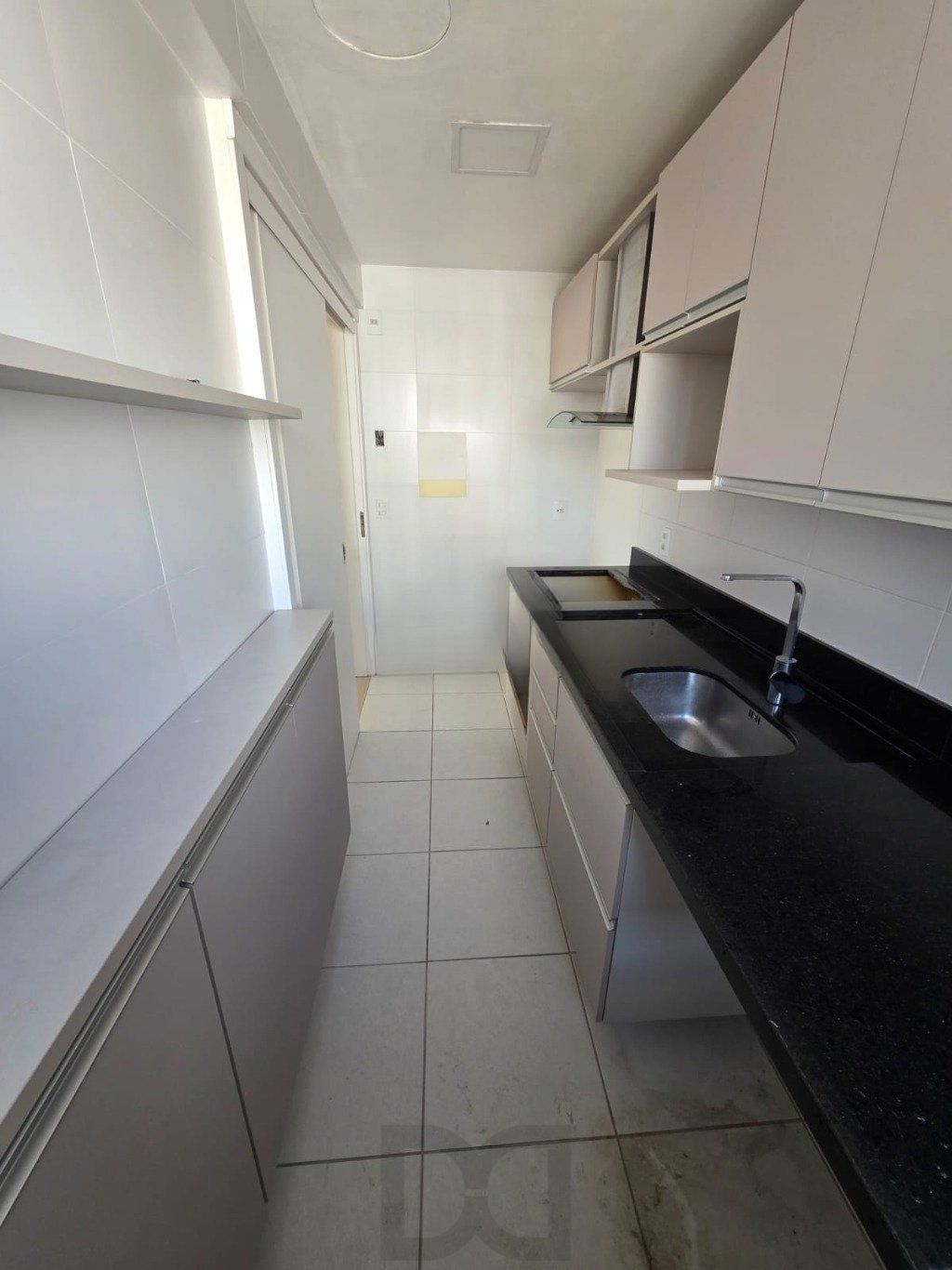 Apartamento semi mobiliado de 2 quartos, elevador e vaga no bairro Partenon. — foto 5
