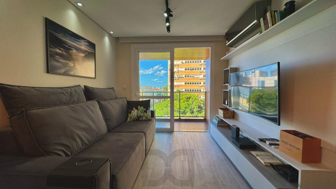 Apartamento mobiliado de 2 dormitórios e 2 vagas no bairro Petrópolis — foto 1