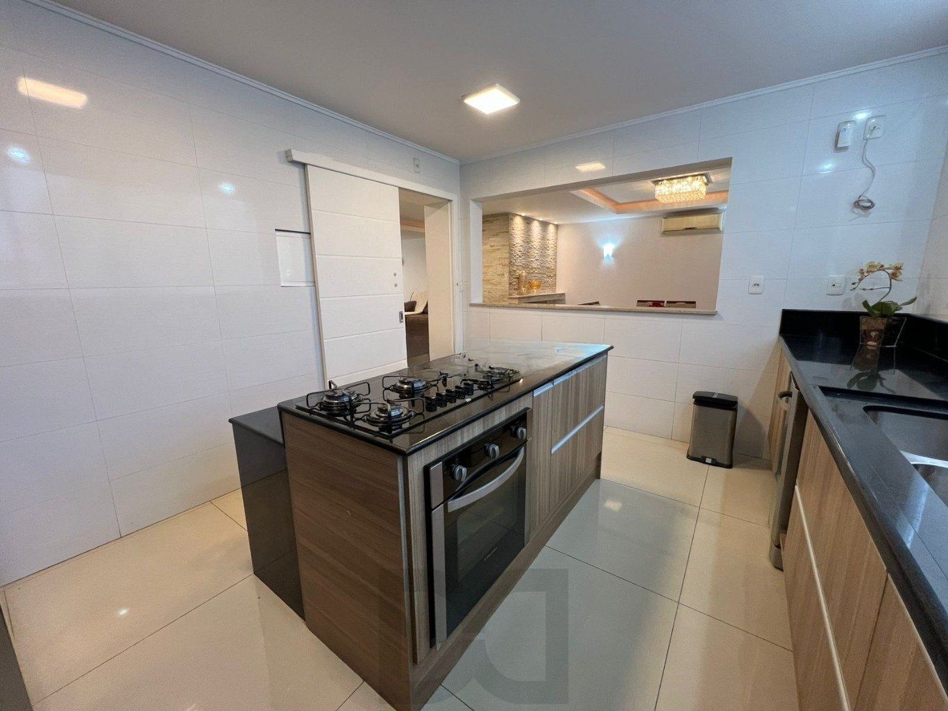 Casa semi mobiliada de 3 dormitórios e 4 vagas no bairro Cascata — foto 8